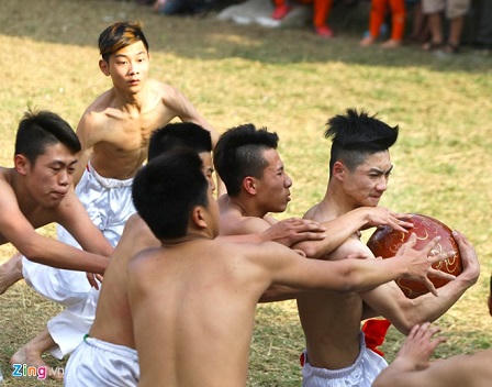 Trai Hà Nội cởi trần thi vật